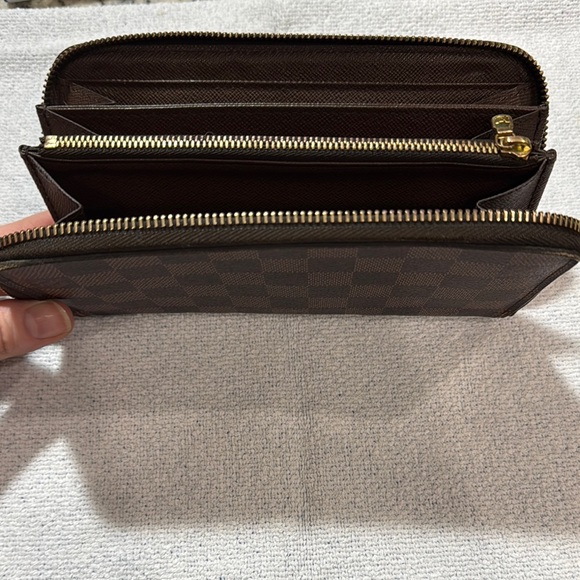Authentic Louis Vuitton Damier Ebene Zippy Wallet - Picture 2 of 7